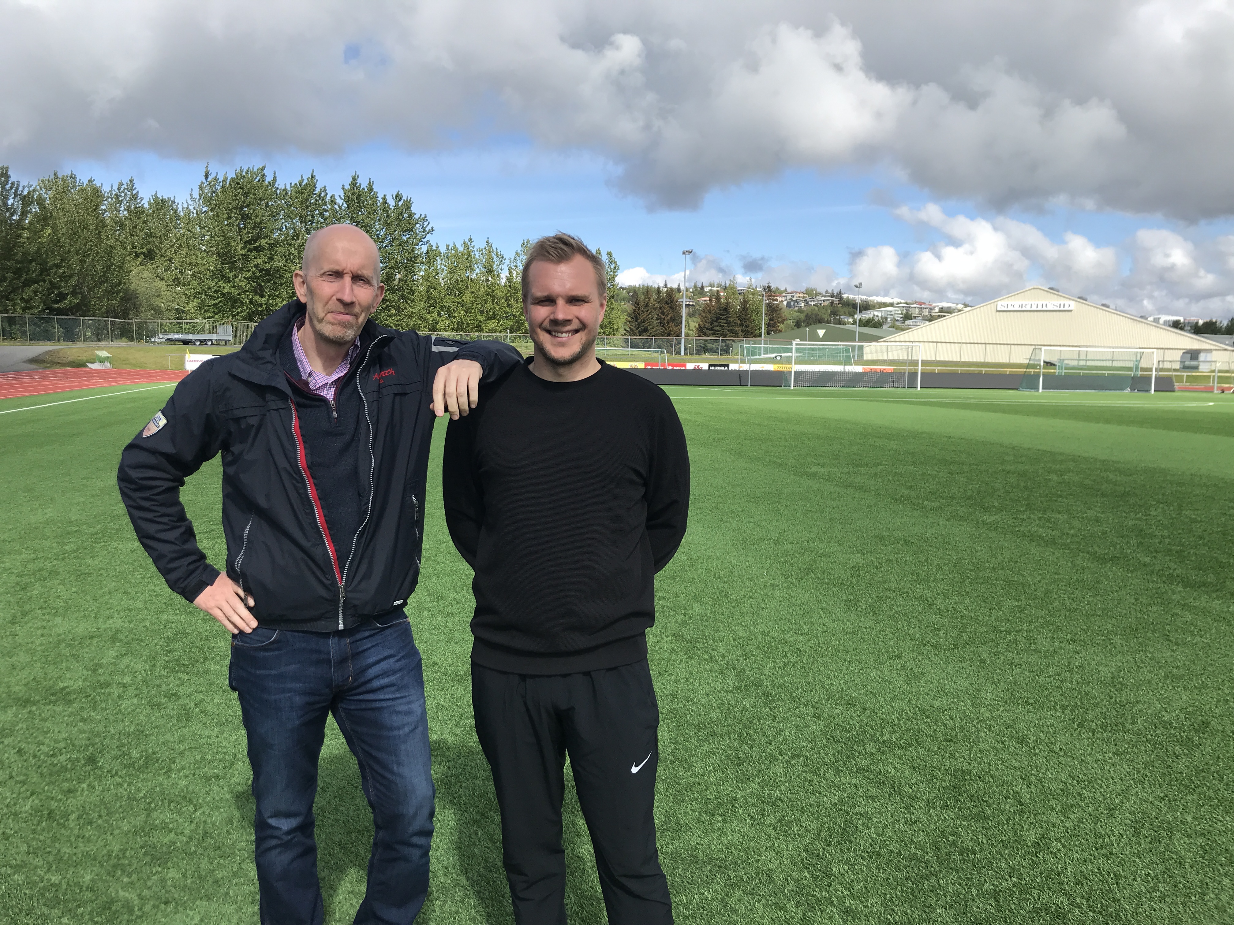 Tíðindamaður Blikahornsins Andrés Pétursson og Halldór Árnason stiltu sér upp í sólinni á Kópavogsvelli eftir viðtalið í gær. Mynd: Tæknimaður Blikahornsins