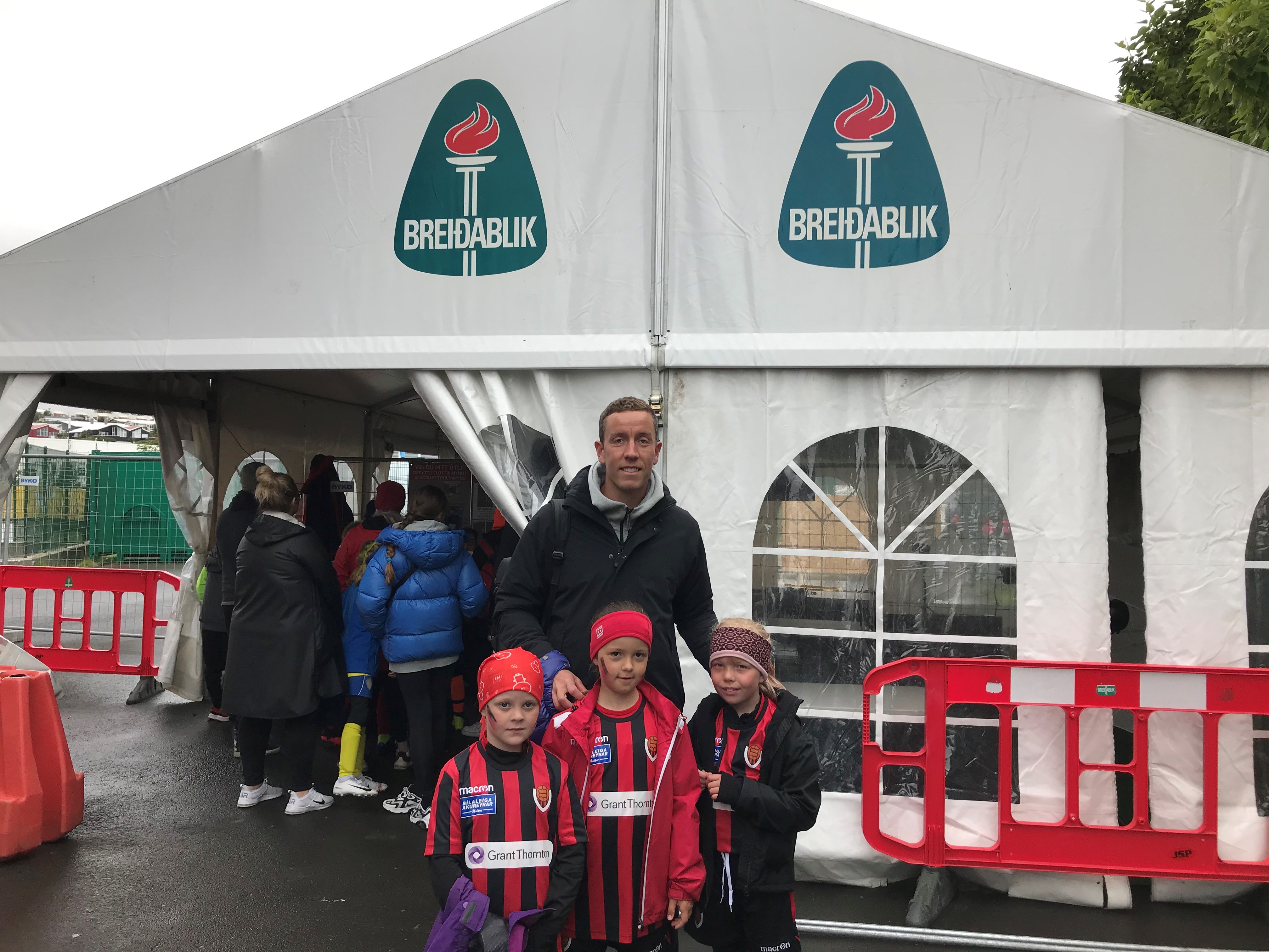 Einn af þúsundum foreldra með 3 Víkinga tilbúna í slaginn. Hannes Halldórsson landsliðs markmaður og leikmaður Vals. Hannes var afar ánægður með Símamótið.