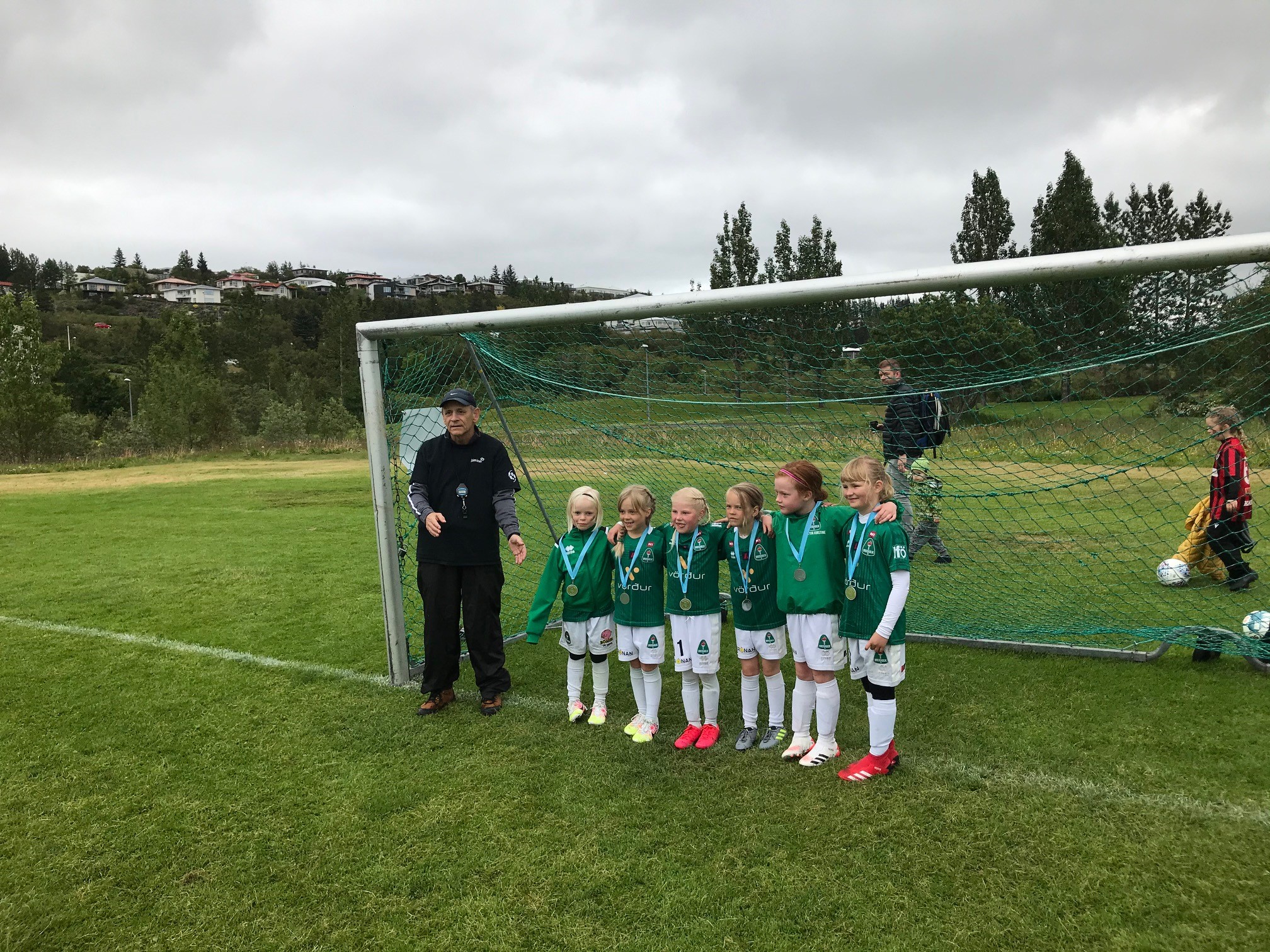 Greinarhöfundur dæmdi nokkra leiki á Smárahvammsvelli a sunnudaginn. Fékk líka það hluverk að afhenda þátttökuverðlaun fyrir hönd Breiðbliks. Hér eru það “Breiðablik 8” i 6. flokki sem taka við sínum verðlaunum Frábært lið. Og foreldrarnir til mikils sóma.