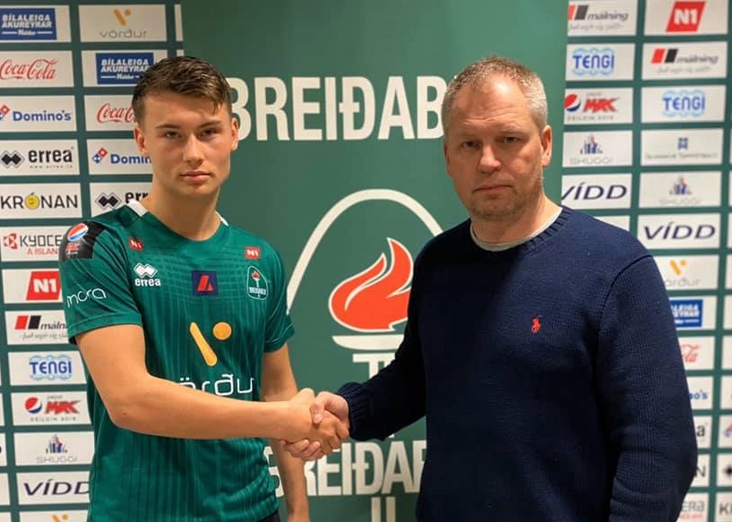 Benedikt V. Warén og Óskar Hrafn Þorvaldsson handsala samninginn.