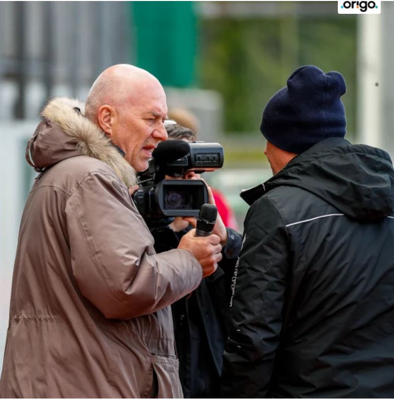 Gamla legendið Arnar Björnsson var með klassa viðtöl við fyrirliða og þjálfara liðanna fyrir og eftir leik. Mynd: Fótbolti.net - Hafliði Breiðfjörð