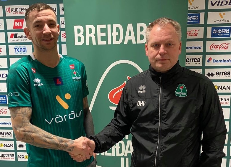 Samningurinn handsalaður. Damir Muminovic og Óskar Hrafn Þorvaldsson þjálfari. 