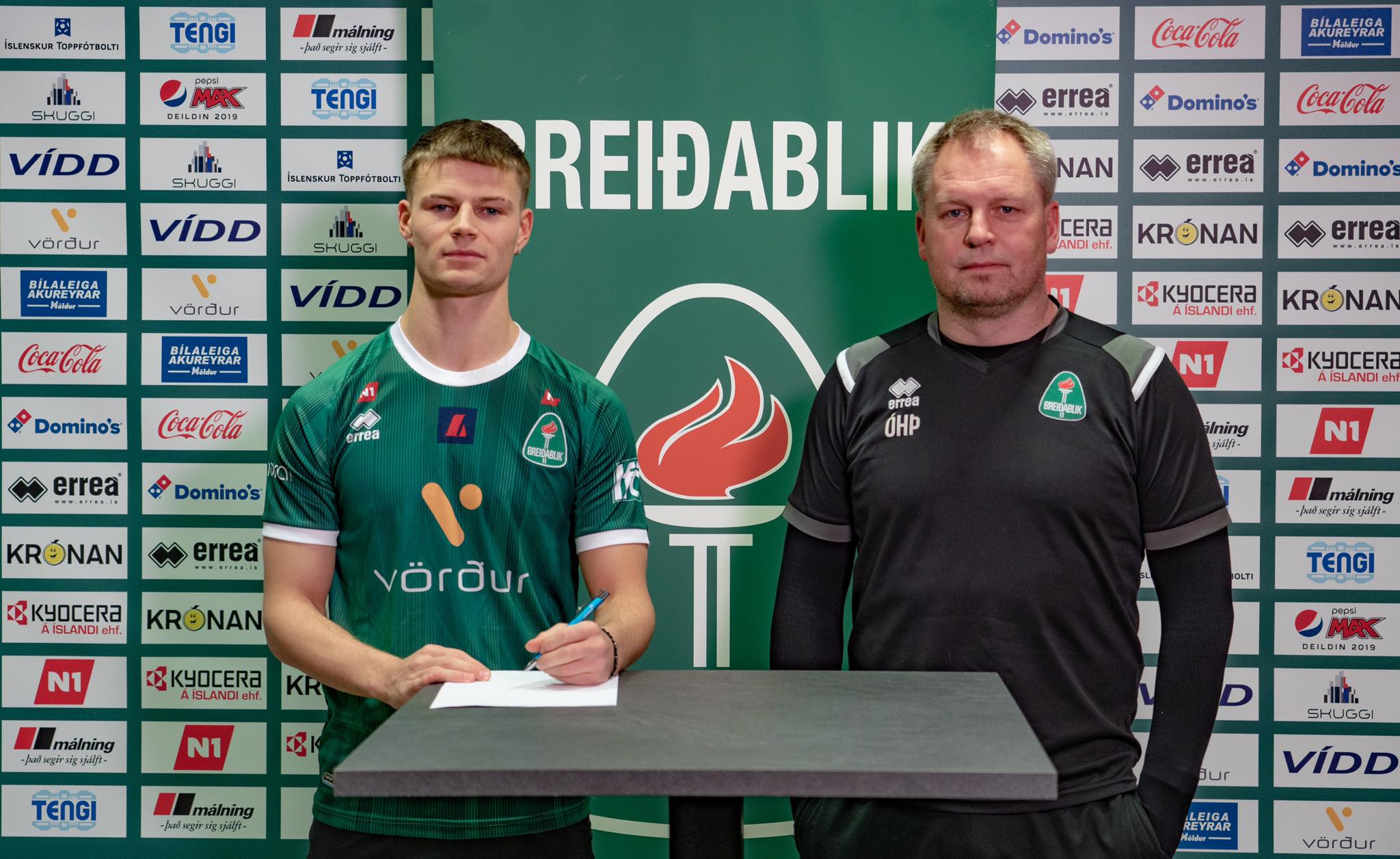 Davíð Ingvarsson og Óskar Hrafn Þorvaldsson þjálfari við undirskriftina. 