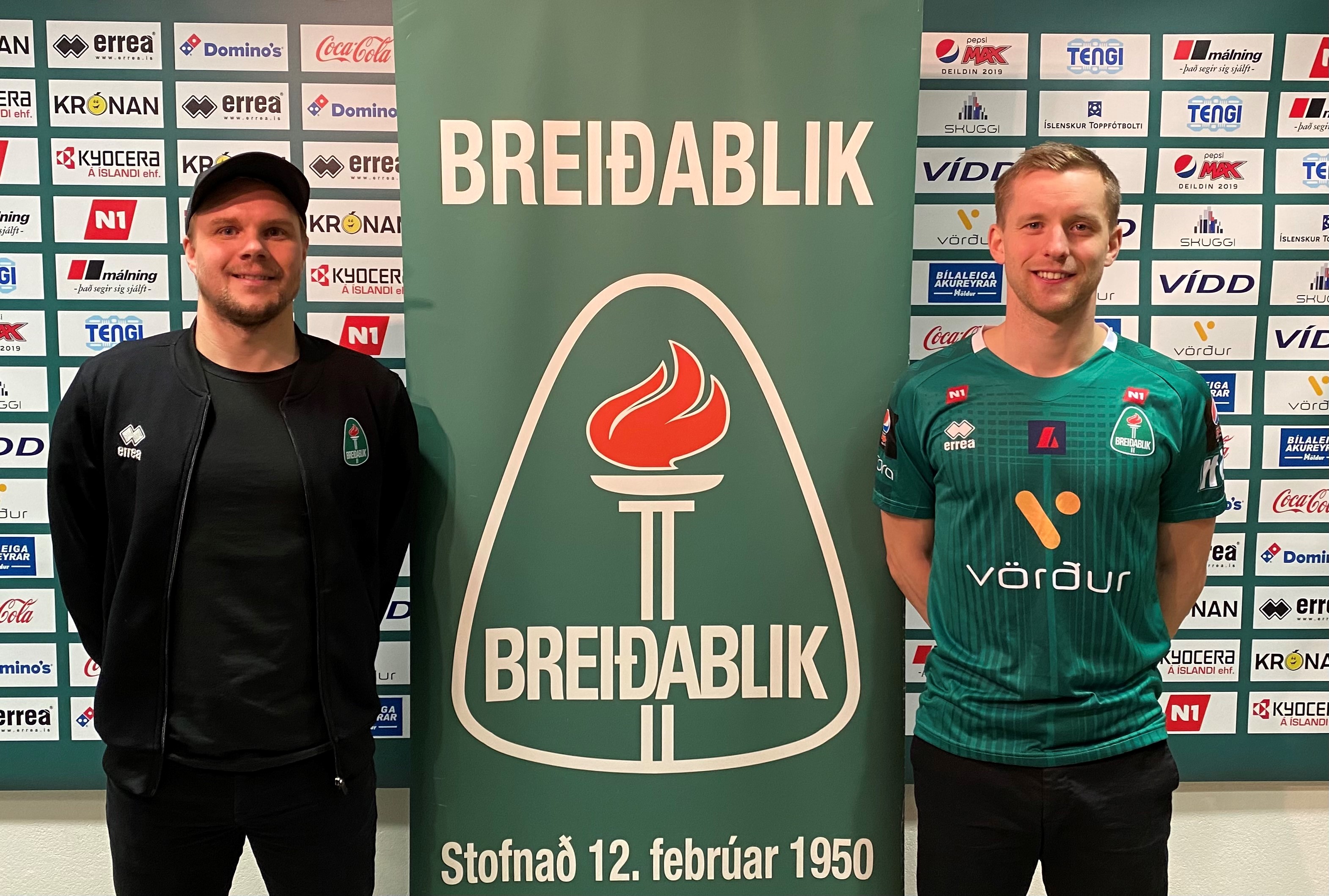 Halldór Árnason aðstoðarþjálfari og Finnur Orri Margeirsson eftir undirskriftina í dag.