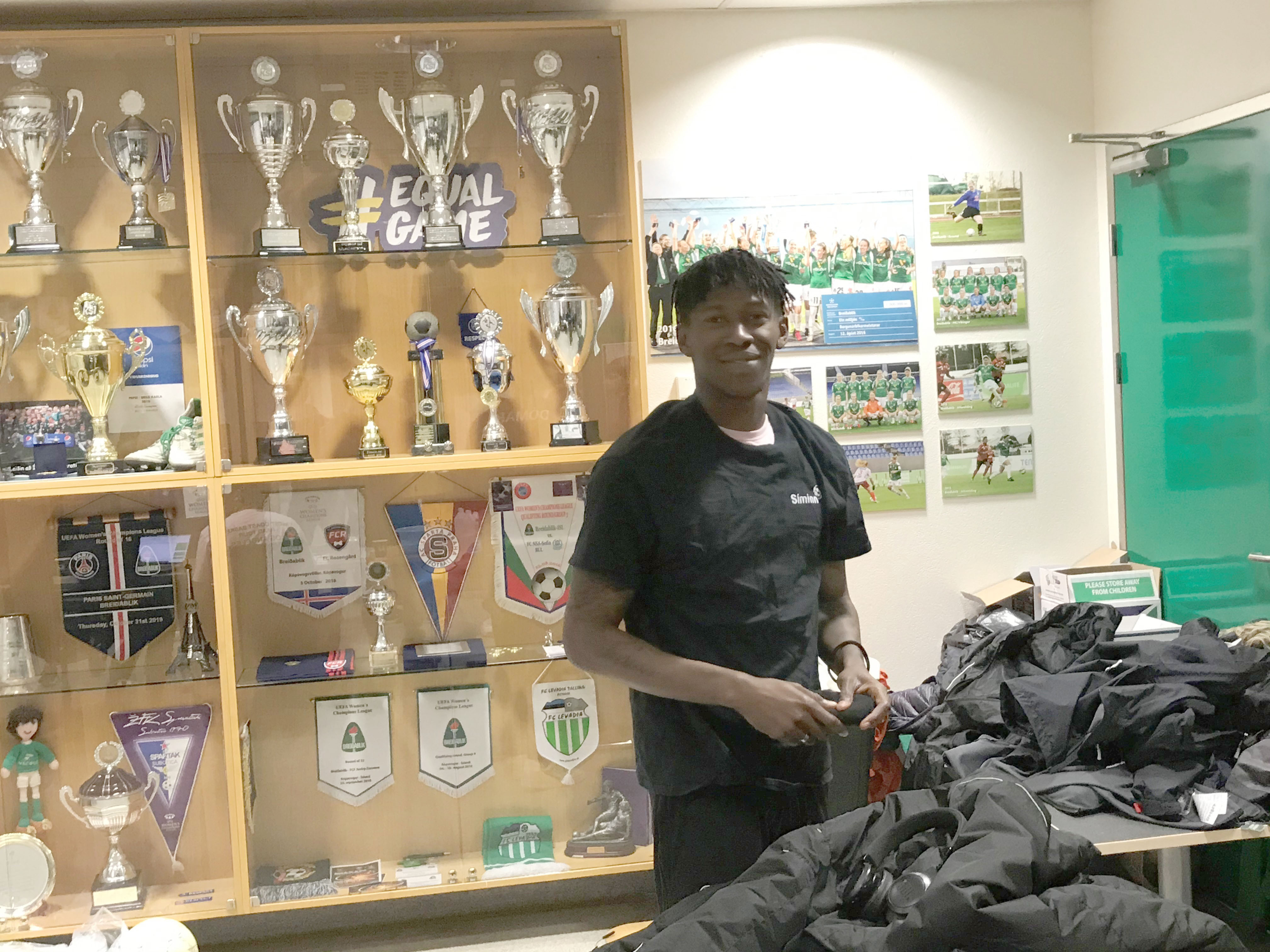 Hér er Kwame Quee að gera sig kláran fyrir dómaraverkefni á Símamótinu 2020