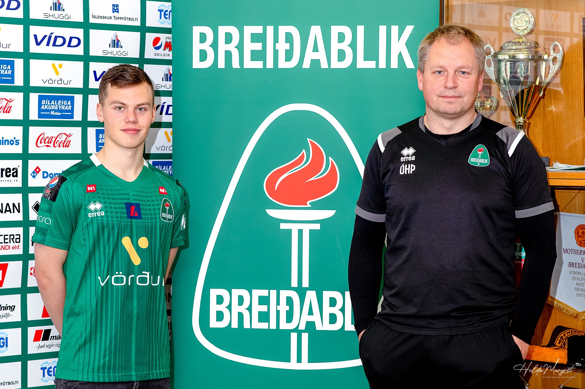 Arnar Númi Gíslason og Óskar Hrafn Þorvaldsson þjálfari við undirskriftina í dag. 