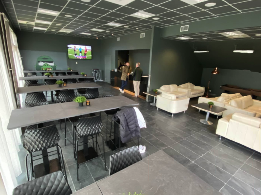 Það er lítið hægt að kvarta yfir nýju aðstöðunni í stúkunni sem sumir kalla „Græna stofan“, en hörðustu stuðningsmenn Blika hafa kosið að kalla „House of Prince“. Þar er skírskotað til Prince nokkurs Rajcomar.