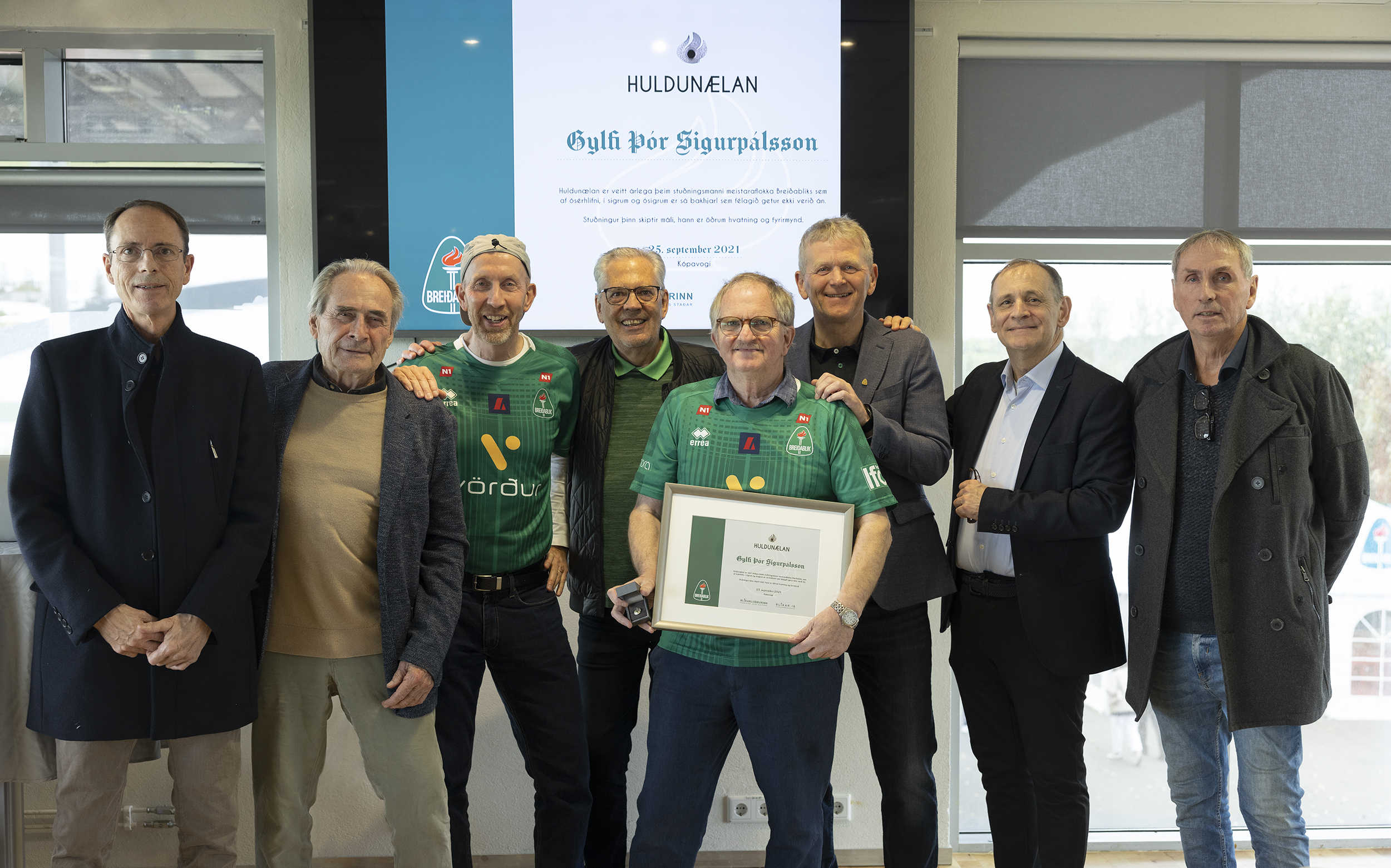Þórarinn og Pétur synir Huldu. Andrés og Pétur Ómar, fyrsti handhafi Huldunælunnar, Gylfi Þór Sigurpálsson, Ólafur, Hákon og Hinrik sonur Huldu. 
