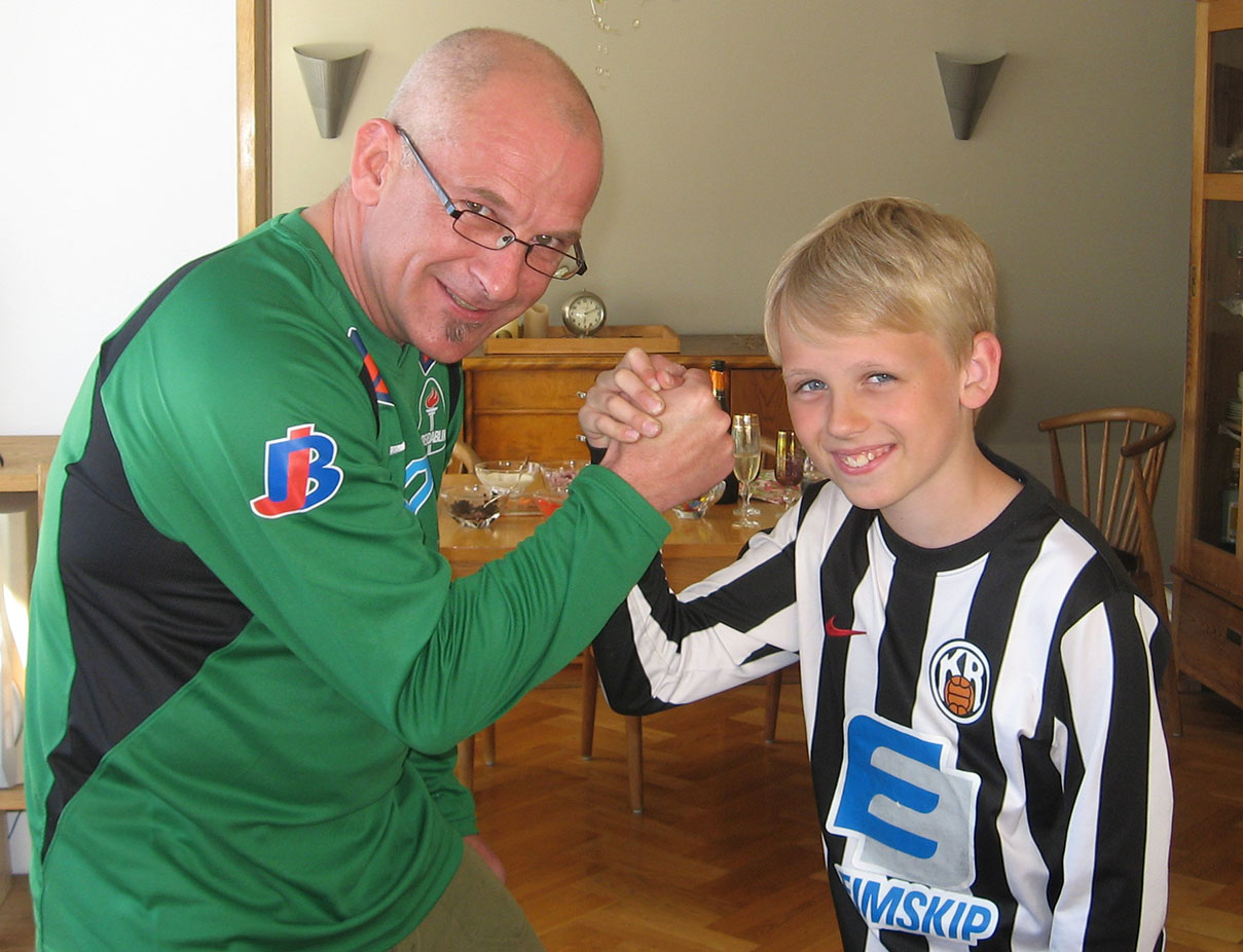 Á myndinni er SpáBliki fyrstu umferðar með bróðursyni sínum fyrir heimaleik í júní 2012 sem Breiðablik vann 2-1.