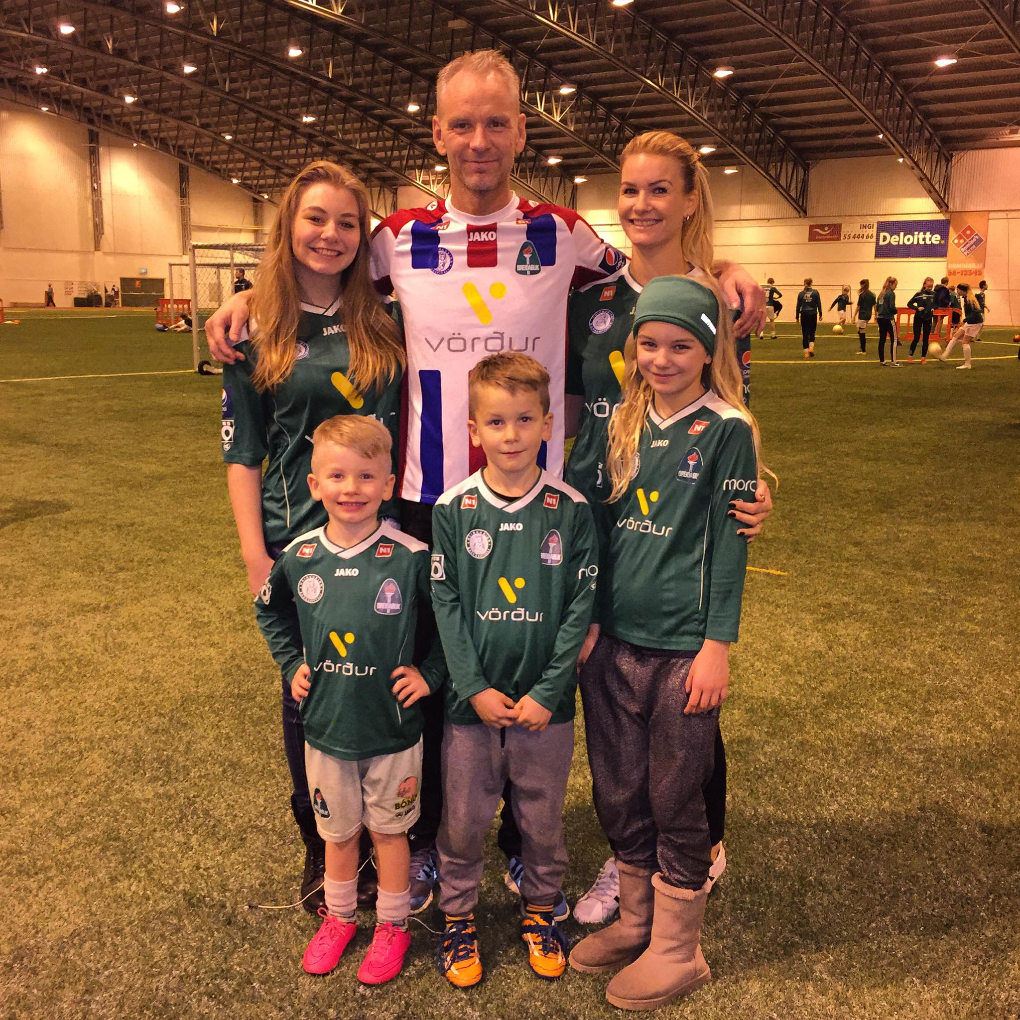 SpáBlikinn ásamt fjölskyldu í Fífunni ekki alls fyrir löngu: Gunnleifur, Hildur, Signý María, Ester Ósk, Gunnleifur Orri, og Arnar Bjarki.