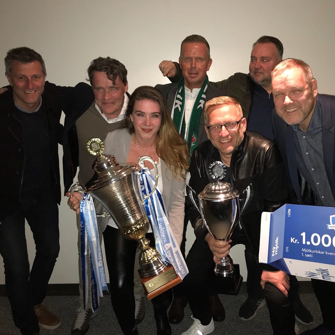 Helgi Aðalsteins, fyrir miðri mynd með Breiðablikstrefil, ásamt stjórnarmönnum og þjálfururm þ.m.t. Ólafi Pétrussyni