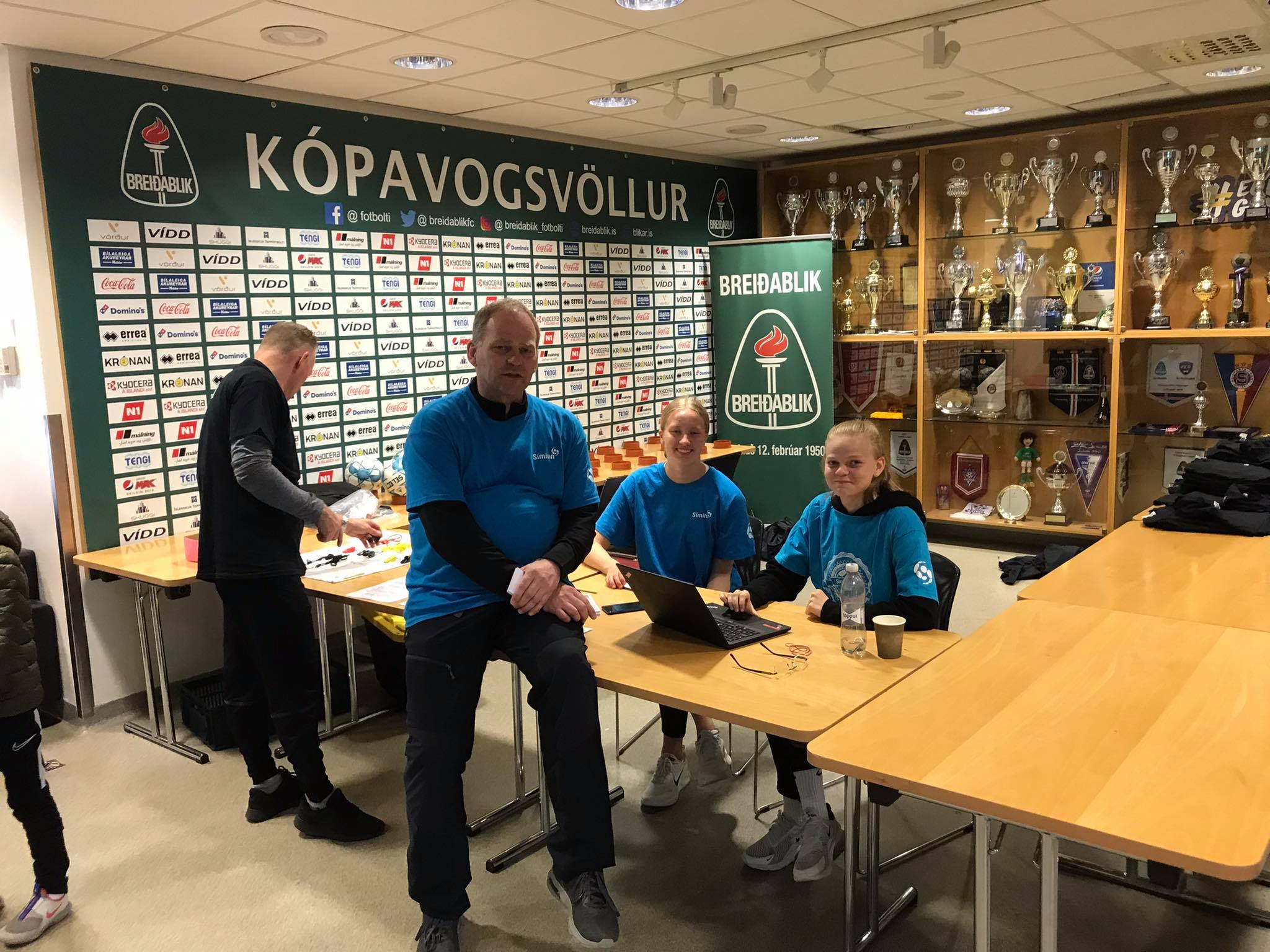 Skipulagning dómgæslu er ekki einfalt mál.  Hér er Heðinn Gunnarsson annar tveggja dómarstjóra Símamótsins að störfum með sínu fólki 