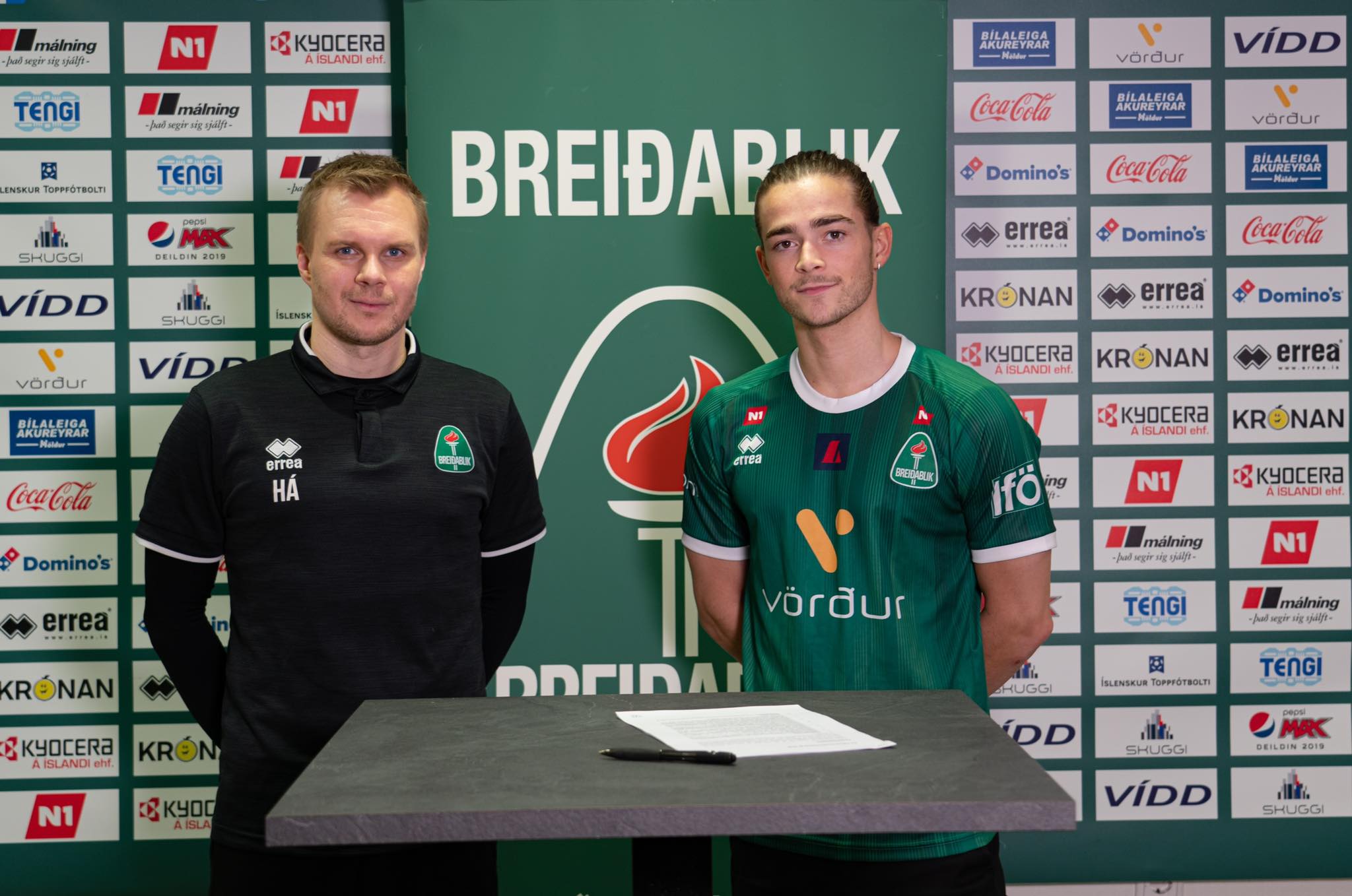 Halldór Árnason og Viktor Karl eftir undirskrift samningsins í dag. 