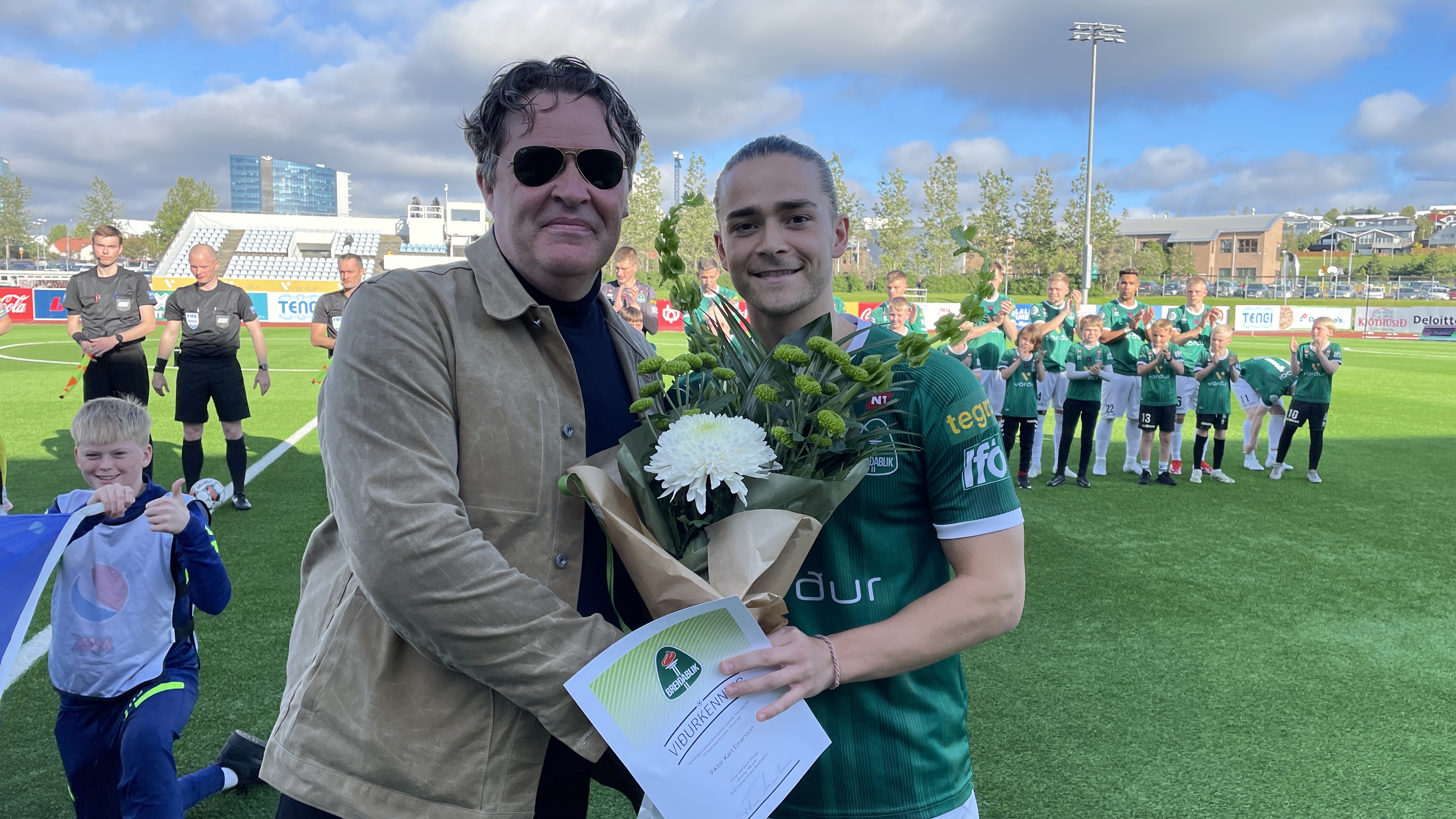 Fyrir leik afhenti formaður knattspyrnudeildar Flosi eiríkssson svo Viktori Karli viðurkenningu fyrir að vera kominn með 100 leiki fyrir Blika. Viktor helt upp á áfangann með skínandi leik.