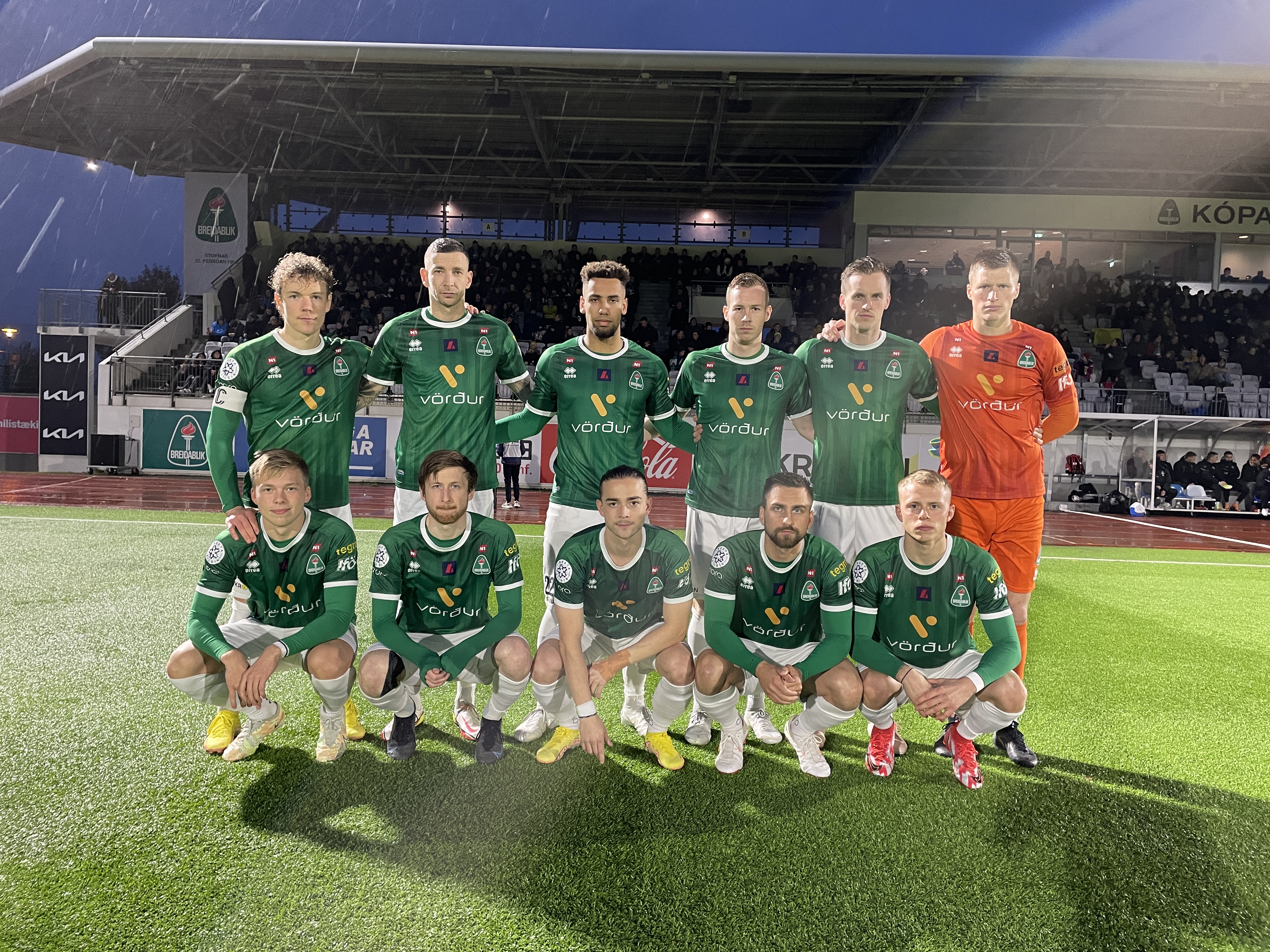 Að höggva undan báða fætur