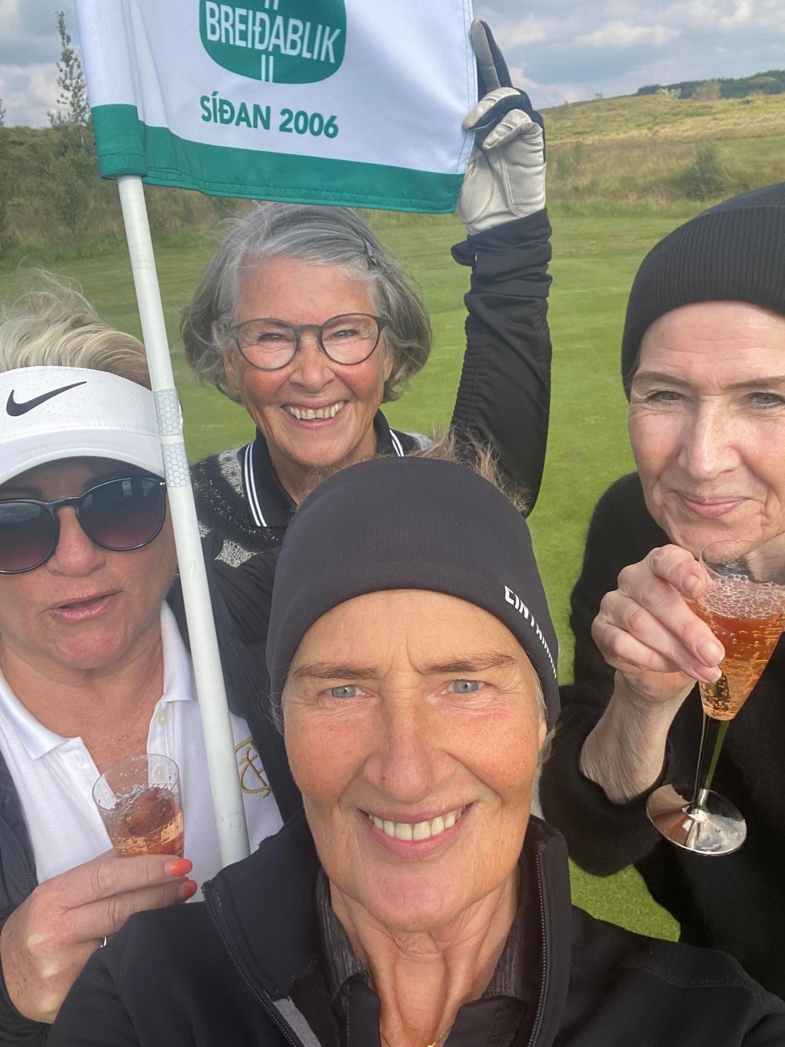 Stórglæsilegir flatarfánar sem Málning færði okkur að gjöf.