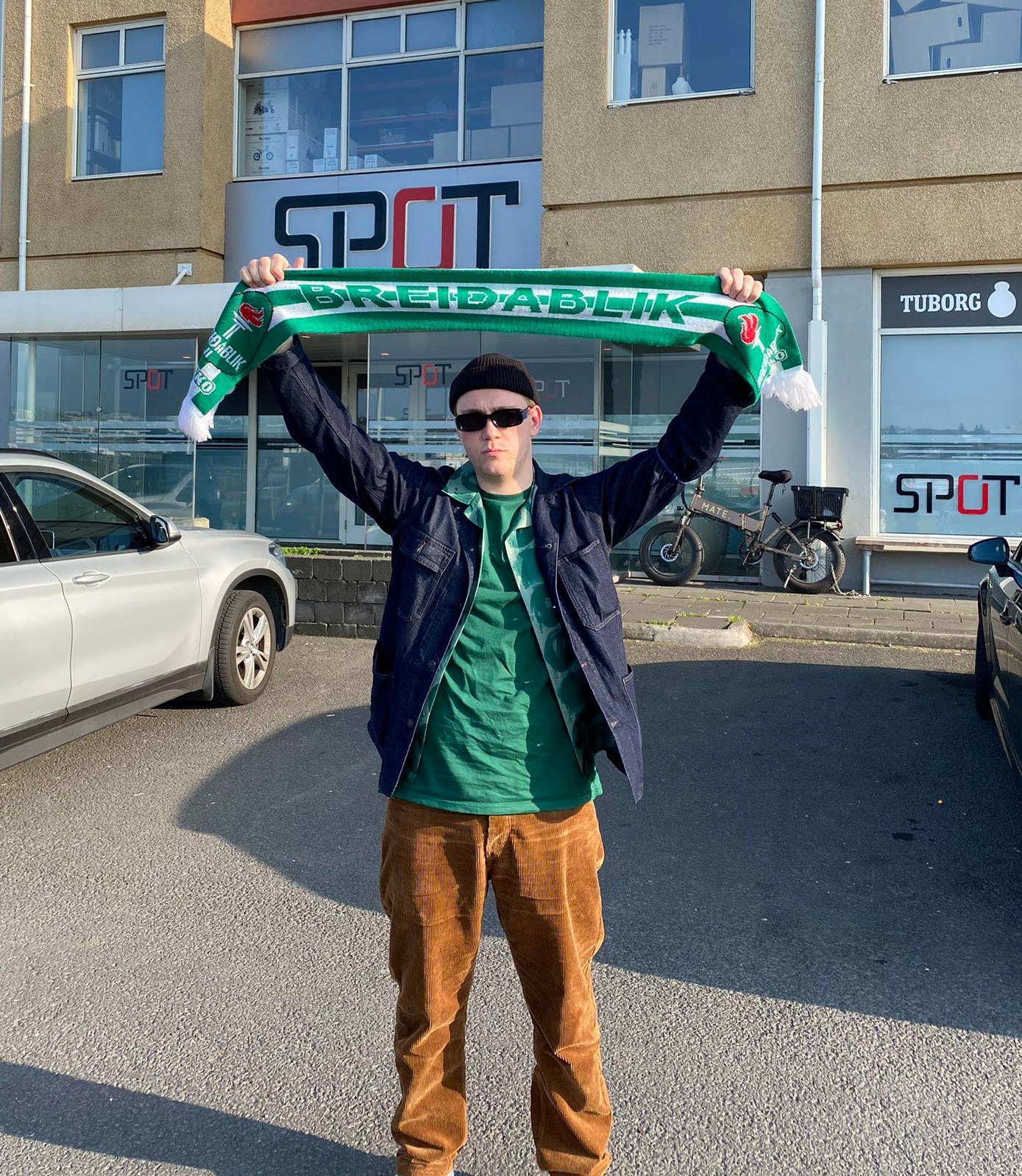 SpáBliki leiksins er tónlistamaðurinn Young Nazareth