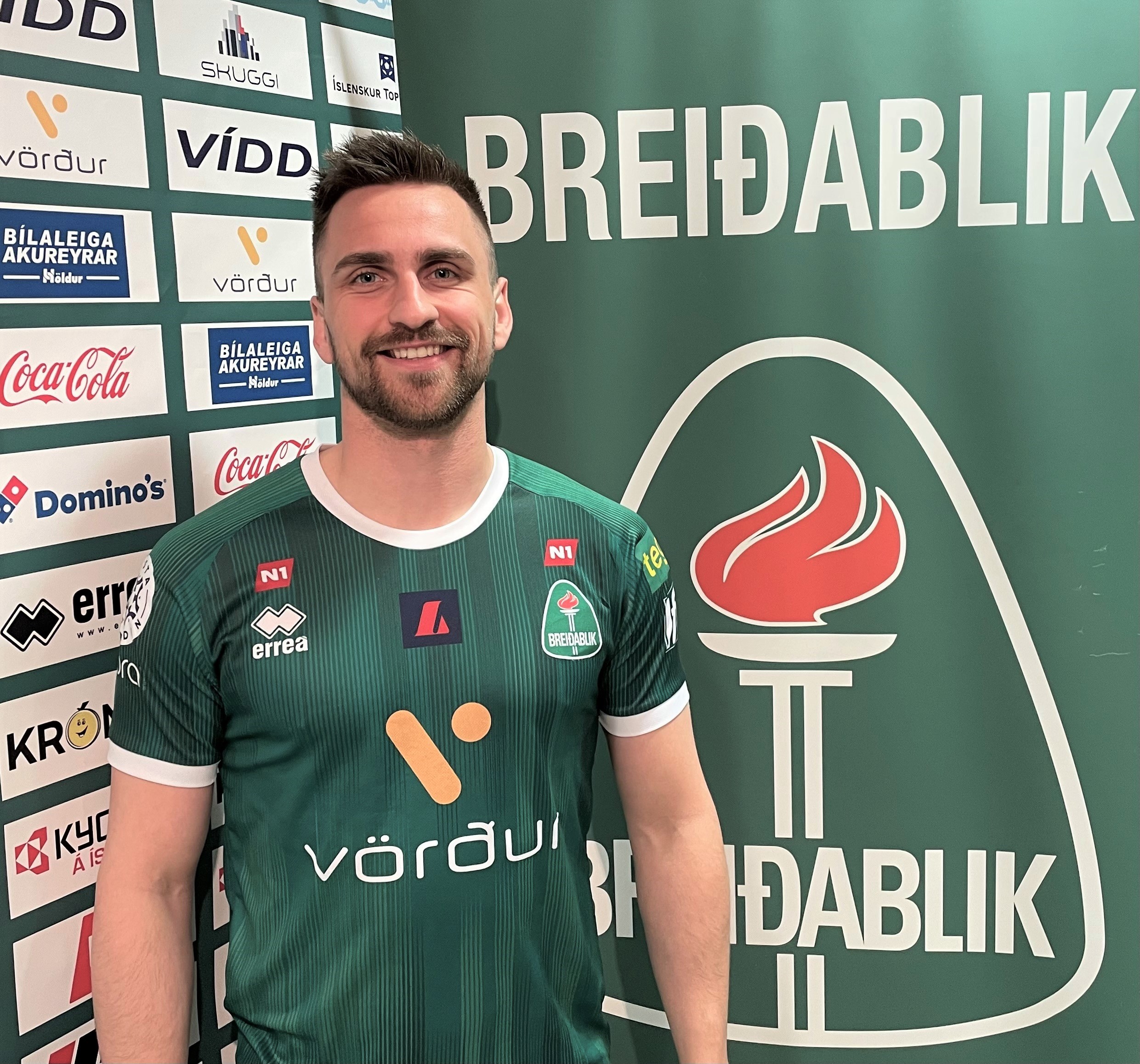 Oliver Sigurjónsson skrifar undir nýjan samning