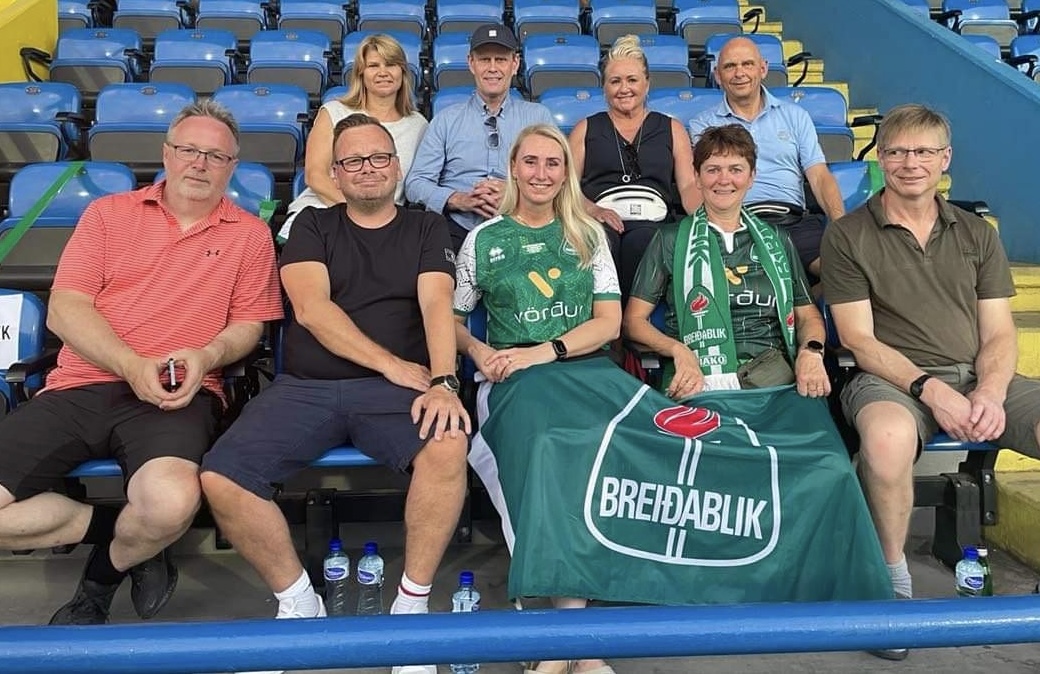 Öflugur stuðnings- og foreldrahópur fylgdi strákunum okkar út. Efri röð frá vinstri Svava og Ingvar (Davíð),  Fjóla og Sigurjón (Oliver). Neðri röð frá vinstri. Erik ( Andri ), Svanþór og Anna (Jason), Hanna og Einar (Anton Ari). 