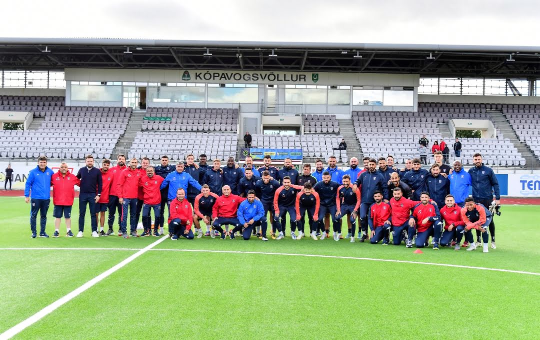 Frá æfingu Istanbul Basaksehir á Kópavogsvelli 3. ágúst. Á myndinni eru leikmenn og starfsmenn - alls 50 manna hópur. 