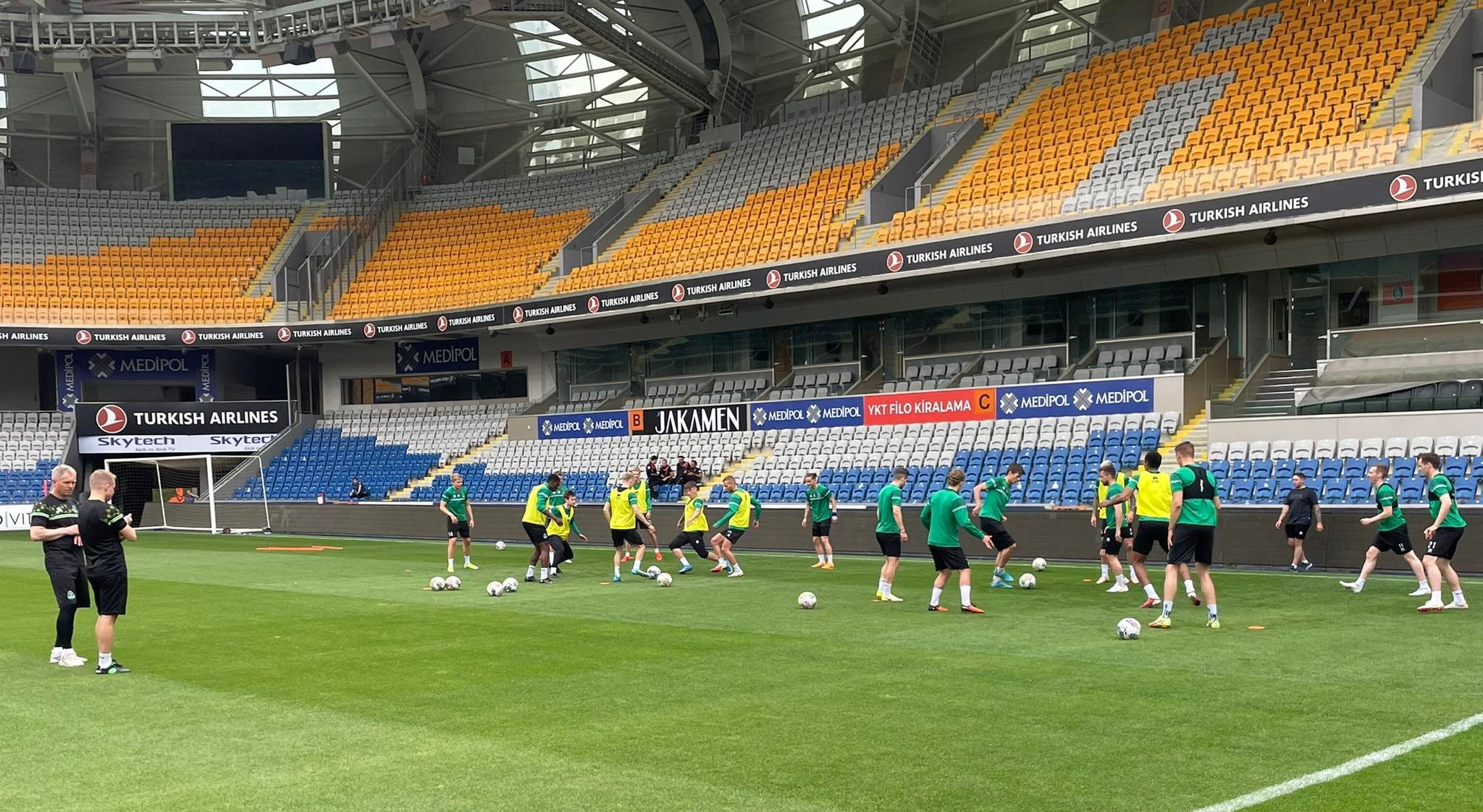 Blikaliðið á æfingu á Fatih Terim vellinum í Istanbul daginn fyrir leik gegn Basaksehir