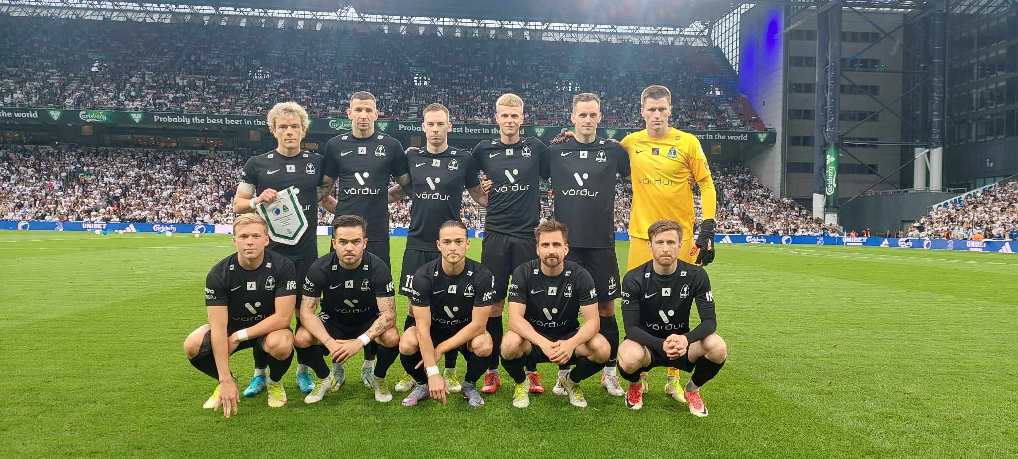 Ferðabók, fótbolti og listin að stíga ekki á Strik