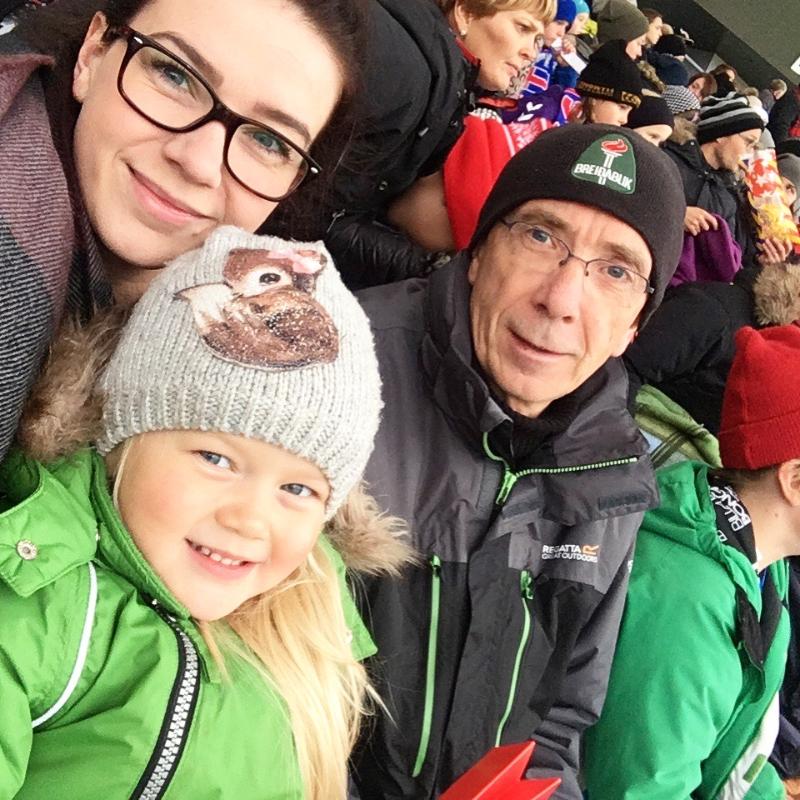 SpáBlikinn ásamt Ingibjörgu Auði (dóttir) og Heiðu Kristínu (barnabarn) á landsleik. Til öryggis er Blikahúfa höfð með.