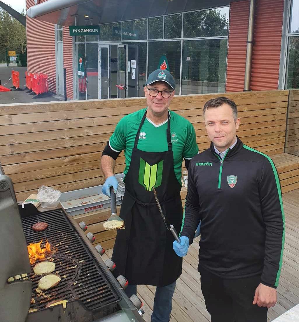 Sigurjón Jónsson SpáBliki leiksins að grilla með Willum fyrir leik Blika gegn Val.