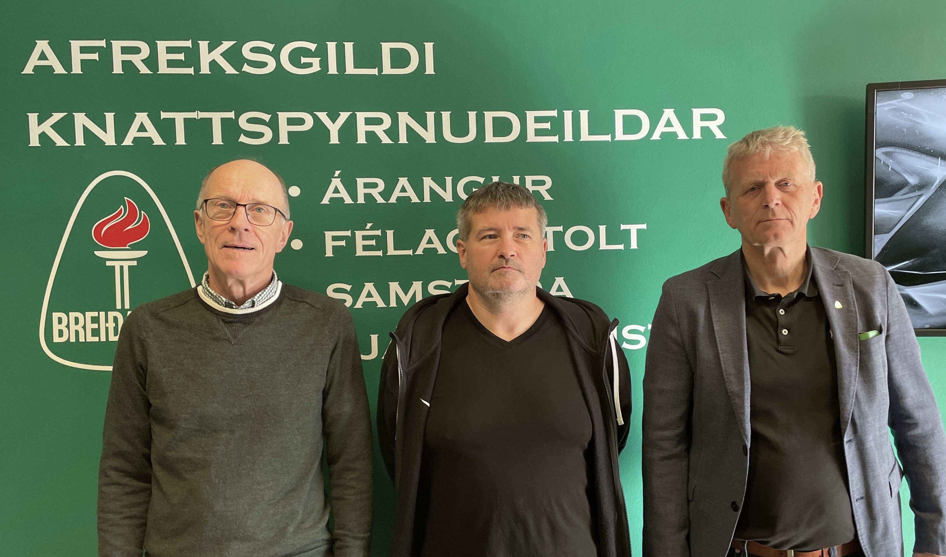 Það voru stjórnarmenn Dúddanna þeir Sverrir Davíð Hauksson, Marinó Önundarson og Ólafur Björnsson sem afhentu meistraflokkunum nuddbyssurnar.