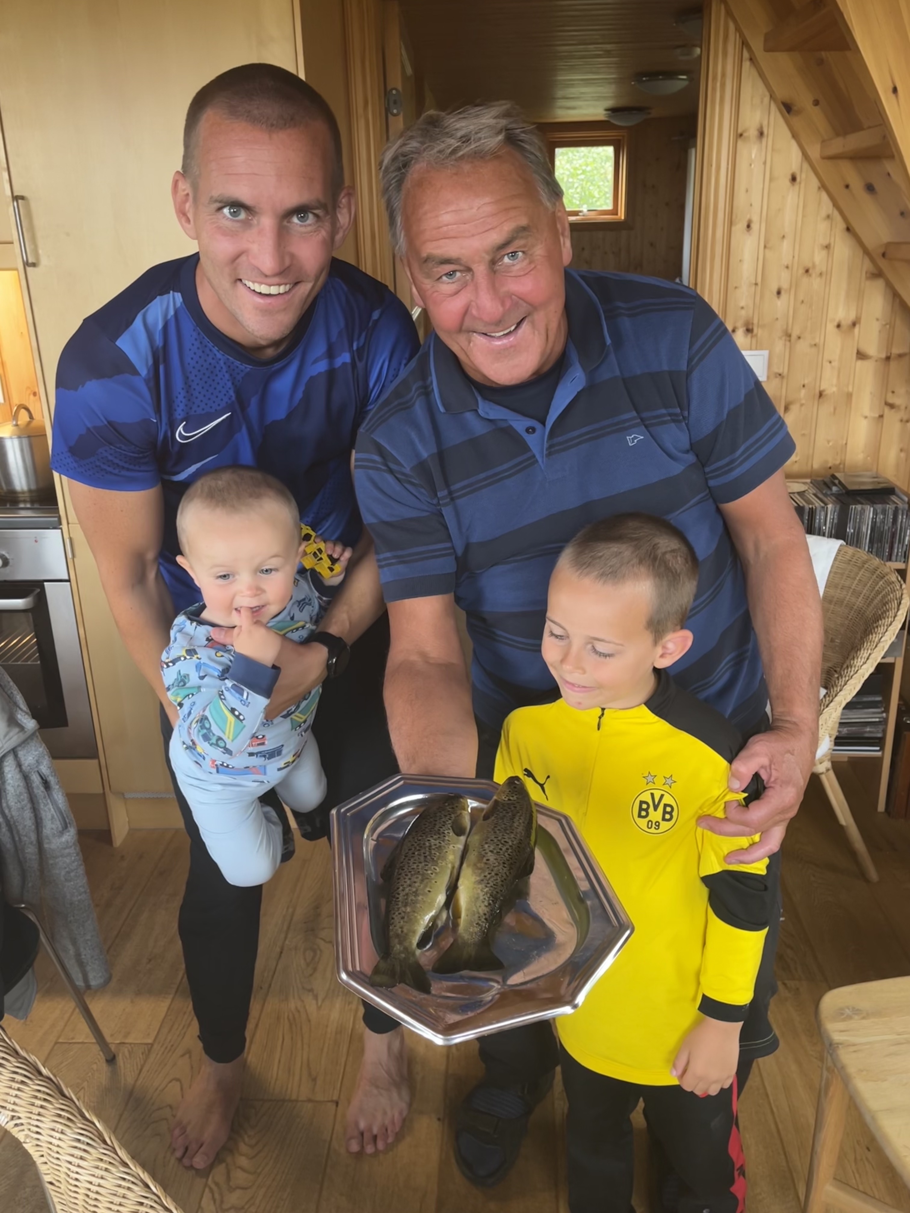 SpáBlikinn og sonur hans Baldur, gleðjast yfir veiði dagsins með afastrákunum Óskari Bjarna og Einari Jóel.