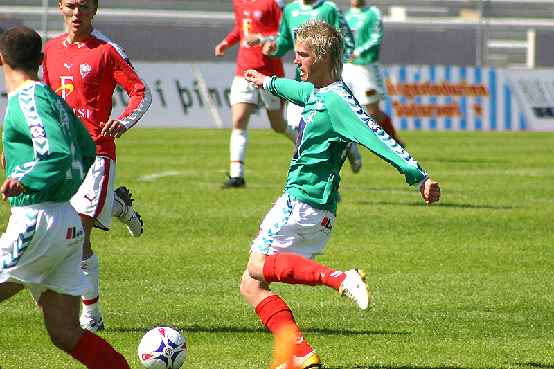 <p>2006 Brei&eth;ablik - Valur 2 - 1. &nbsp;Viktor Unnar Illugason me&eth; boltann &iacute; leik vi&eth; Val &aacute;ri&eth; 2006.</p>