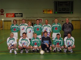 <p>
	&Iacute; tilefni af 10 &aacute;ra afm&aelig;li Sm&aacute;rans var haldin heljarmikil h&aacute;t&iacute;&eth; &iacute; &iacute;&thorn;r&oacute;ttah&uacute;sinu &aacute;ri&eth; 2004. &THORN;ar m&aelig;tti m.a. B&aelig;jarstj&oacute;rn K&oacute;pavogs gulldrengjunum &uacute;r Blikali&eth;inu. Leikurinn var &aelig;sispennandi og hn&iacute;fjafn og &thorn;&oacute;tti d&oacute;marinn Benedikt &THORN;&oacute;r Gu&eth;mundsson s&yacute;na mikinn kraft og &aacute;r&aelig;&eth;ni &iacute; halda aftur af &aelig;stum leikm&ouml;nnum. &THORN;&oacute; &thorn;urfti hann a&eth; d&aelig;ma a.m.k. Tv&ouml; m&ouml;rk af Blikali&eth;inu s&ouml;kum rangst&ouml;&eth;u og einnig d&aelig;mdi hann nokkrum sinnum t&ouml;f &aacute; &thorn;&aacute; gr&aelig;nkl&aelig;ddu. &THORN;ar a&eth; auki &thorn;urfti hann a&eth; draga upp rau&eth;a spjaldi&eth; og v&iacute;sa J&oacute;ni &THORN;&oacute;ri J&oacute;nssyni af velli fyrir gr&oacute;ft brot &aacute; Sigr&uacute;nu J&oacute;nsd&oacute;ttur. Af &ouml;llum &oacute;l&ouml;stu&eth;um &thorn;&oacute;tti b&aelig;jarstj&oacute;rinn Sigur&eth;ur Geirdal s&yacute;na best til&thorn;rif og skora&eth;i hann m.a. Tv&ouml; m&ouml;rk &uacute;r v&iacute;taspyrnum. Ekki er alveg v&iacute;st um lokat&ouml;lur en l&iacute;klegast enda&eth;i leikurinn me&eth; jafntefli. Efri r&ouml;&eth; fr&aacute; vinstri: Sigur&eth;ur Gr&eacute;tarsson, Hafsteinn Karlsson, Sigr&uacute;n J&oacute;nsd&oacute;ttir, Gr&eacute;tar Steind&oacute;rsson, Sigur&eth;ur Geirdal, &Oacute;lafur Bj&ouml;rnsson, Benedikt &THORN;&oacute;r Gu&eth;mundsson &oacute;hlutdr&aelig;gur d&oacute;mari leiksins. Ne&eth;ri r&ouml;&eth; v.f. Gunnsteinn Sigur&eth;sson, &Oacute;mar Stef&aacute;nsson, Vignir Baldursson, Gu&eth;mundur &Aacute;sgeirsson, J&oacute;n &THORN;&oacute;rir J&oacute;nsson, Flosi Eir&iacute;ksson.&nbsp;</p>
