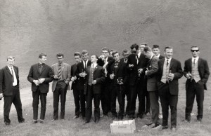 <p>
	1963 &Iacute;B&Iacute; - Brei&eth;ablik 2-1 Bikarkeppni KS&Iacute;. K&oacute;k gefur t&oacute;ninn! F.v. ?, ?, Gunnar Gunnarsson &thorn;j&aacute;lfari, S&iacute;mon Gunnarsson, Gu&eth;mundur &THORN;&oacute;r&eth;arson, Da&eth;i J&oacute;nsson, Sveinn H. Sk&uacute;lason, Nj&aacute;ll Sigurj&oacute;nsson, J&oacute;hannes Haraldsson, ?, J&uacute;l&iacute;us J&uacute;l&iacute;usson, s&eacute;st a&eth;eins &iacute; Gr&eacute;tar Kristj&aacute;nsson, Sigurj&oacute;n Hr&oacute;lfsson, Gu&eth;mundur T. Magn&uacute;sson, Sigmundur Eir&iacute;ksson, Gu&eth;mundur H. J&oacute;nsson (D&uacute;mmi). Mynd: J&oacute;n Ingi Ragnarsson</p>
