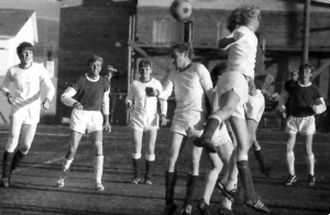 <p>Brei&eth;ablik 5 - Selfoss 0 B-deild 1970. G&iacute;sli Sigur&eth;sson og Gu&eth;mundur &THORN;&oacute;r&eth;arson fylgjast h&eacute;r spenntir me&eth; atgangi &iacute; v&iacute;tateig gestanna&nbsp;</p>