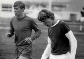 <p>Haukar 0 - Brei&eth;ablik 3 B-deild 28.j&uacute;l&iacute; 1970. G&iacute;sli Sigur&eth;sson l&iacute;tur &iacute; eigin barm &aacute; lei&eth; til b&uacute;ningsklefa &iacute; leikhl&eacute;i.&nbsp;</p>