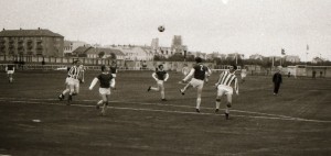 <p>
	1970 &THORN;r&oacute;ttur - Brei&eth;ablik 2 - 3 &aacute; Melavellinum. Brei&eth;abliksmenn s&aelig;kja. Mynd: MBH</p>
