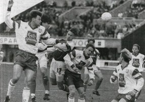 <p>
	Einar P&aacute;ll T&oacute;masson, Sigurj&oacute;n Kristj&aacute;nsson og Arnar Gr&eacute;tarsson &iacute; leik vi&eth; &THORN;&oacute;r &aacute;ri&eth; 1994.</p>
