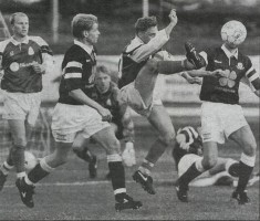 <p>
	H&aacute;kon Sverrisson og Valur Valsson &iacute; leik vi&eth; Keflav&iacute;k &iacute; 16-li&eth;a &uacute;rslitum bikarsins &aacute;ri&eth; 1994. Gu&eth;mundur Hrei&eth;arsson er aftast &iacute; mynd &iacute; marki Brei&eth;abliks. Brei&eth;ablik haf&eth;i betur &iacute; v&iacute;taspyrnukeppni eftir markalausan leik og framlengingu.</p>
