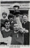 <p>1970. Gu&eth;mundur H. J&oacute;nsson me&eth; B-deildarbikarinn sem Albert Gu&eth;mundsson &thorn;&aacute;verandi forma&eth;ur KS&Iacute; f&aelig;r&eth;i li&eth;inu. A&eth;rir &aacute; mynd: G&iacute;sli Sigur&eth;sson, R&iacute;khar&eth; &Ouml;rn J&oacute;nsson og Haraldur Erlendsson. Mynd: V&iacute;sir</p>