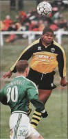 <p>
	2000 Leiftur - Brei&eth;ablik 2 - 6. &nbsp;Brasil&iacute;uma&eth;urinn Santos &iacute; li&eth;i Leifturs skallar a&eth; marki Blika - Gu&eth;mundur &Ouml;rn Gu&eth;mundsson til varnar.</p>
