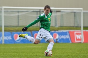 <p>
	2014 Brei&eth;ablik - Valur 3 - 0. &nbsp;Baldvin Sturluson sendir kn&ouml;ttinn fram v&ouml;llinn. &nbsp;Mynd: HVH</p>
