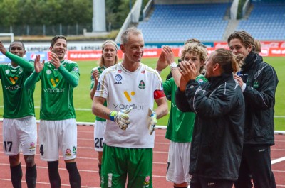 <p>
	2015 Valur - Brei&eth;ablik 0 - 1. &nbsp;Leikmenn f&ouml;gnu&eth;u vel og &thorn;&ouml;kku&eth;u stu&eth;ningsm&ouml;nnunum &iacute; st&uacute;kunni. &nbsp;Mynd: HVH</p>
