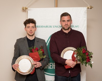 <p>
	&Aacute; &aacute;rlegu j&oacute;la- og n&yacute;&aacute;rsbo&eth;i meistaraflokka Brei&eth;abliks fengu nokkrir leikmenn afhentar vi&eth;urkenningar.&nbsp;Arn&oacute;r Sveinn A&eth;alsteinsson og K&aacute;ri &Aacute;rs&aelig;lsson voru hei&eth;ra&eth;ir s&eacute;rstaklega fyrir framlag sitt til f&eacute;lagsins. Mynd HVH.</p>
