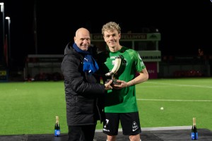 <p>2024: Fyrirli&eth;inn okkar&nbsp;H&ouml;skuldur Gunnlaugsson var valinn besti leikma&eth;ur &Iacute;slandsm&oacute;tsins af leikm&ouml;nnum Bestu deildar karla. F&eacute;kk hann til var&eth;veislu hi&eth; fr&aelig;ga Fluglei&eth;ahorni&eth;, sem fyrst var veitt fyrir 40 &aacute;rum, sem &THORN;orvaldur &Ouml;rlygsson forma&eth;ur KS&Iacute; afhenti honum eftir leikinn &iacute; V&iacute;kinni. Mynd; HVH</p>