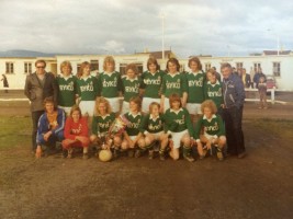 <p><strong>&Iacute;slandsmeistarar Brei&eth;ablik &iacute; 3. flokki 1975</strong></p>

<p>Efri r&ouml;&eth; f.v. &Aacute;sgeir &THORN;orvaldsson &thorn;j&aacute;lfari, T&oacute;mas &THORN;&oacute;r T&oacute;masson, H&aacute;kon Gunnarsson, H&ouml;skuldur &Oacute;lafsson, Einar Gu&eth;laugsson, Valgar&eth;ur Gu&eth;j&oacute;nsson, Birgir Teitsson, Sveinn M. Ott&oacute;sson, Gu&eth;mundur &Oacute;. Halld&oacute;rsson og J&oacute;hann Baldurs umsj&oacute;narma&eth;ur.</p>

<p>Fremri r&ouml;&eth; f.v.: J&oacute;hann Hauksson, Gu&eth;mundur Agnar, J&oacute;n Orri Gu&eth;mundsson, Vi&eth;ar Gunnarsson, Gu&eth;mundur Halld&oacute;rsson, &THORN;&oacute;rir G&iacute;slason og Vilmar P&eacute;tursson.<br />
&nbsp;</p>