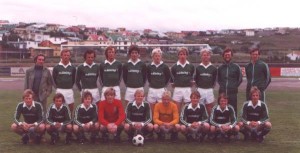 <p>Meistaraflokkur Brei&eth;abliks &aacute;ri&eth; 1979.</p>

<p>Efri r&ouml;&eth; f.v: J&oacute;n Ingi Ragnarsson forma&eth;ur knattspyrnudeildar, Gunnlaugur Helgason, &THORN;&oacute;r Hrei&eth;arsson, Helgi Helgason, Valdimar Valdimarsson, &Oacute;lafur Bj&ouml;rnsson, Benedikt Gu&eth;mundsson, &Oacute;mar Rafnsson, Arn&oacute;r Arn&oacute;rsson form. meistararfl.r&aacute;&eth;s, J&oacute;n Hermannssonn &thorn;j&aacute;lfari.</p>

<p>Fremri r&ouml;&eth; f.v: T&oacute;mas &THORN;&oacute;r T&oacute;masson, Sigurj&oacute;n Rannversson, Ing&oacute;lfur Ing&oacute;lfsson, Sveinn Sk&uacute;lason,Vignir Baldursson, &Aacute;rni Dan Einarsson, Sigur&eth;ur Halld&oacute;rsson, Sigur&eth;ur Gr&eacute;tarsson. H&aacute;kon Gunnarsson.<br />
&nbsp;</p>