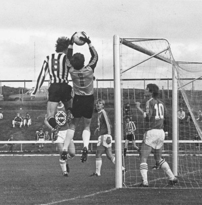 <p>1981 Brei&eth;ablik - KR 1 - 2. &nbsp;Gu&eth;mundur &Aacute;sgeirsson gr&iacute;pur boltann. Sigurj&oacute;n Kristj&aacute;nsson er til h&aelig;gri vi&eth; Gu&eth;mund og H&aacute;kon Gunnarsson (10) er vi&eth; &ouml;llu b&uacute;inn &aacute; markl&iacute;nunni.</p>