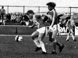 <p>
	1983. J&oacute;hann Gr&eacute;tarsson me&eth; boltann. Vignir Baldursson fylgist me&eth;. Mynd: &Iacute;slensk knattspyrna.</p>
