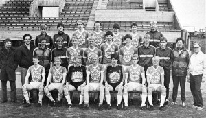 <p>
	Meistaraflokkur Brei&eth;abliks &aacute;ri&eth; 1983.<br />
	<br />
	Aftasta r&ouml;&eth; fr&aacute; vinstri: Gunnlaugur Sigurbj&ouml;rnsson, Ingvaldur G&uacute;stafsson, Benedikt Gu&eth;mundsson, Sigur&eth;ur Gr&eacute;tarsson, &THORN;orsteinn Hilmarsson, Trausti &Oacute;marsson, The&oacute;d&oacute;r Gu&eth;finnsson.<br />
	<br />
	Mi&eth;r&ouml;&eth; fr&aacute; vinstri: J&oacute;n Ingi Ragnarsson forma&eth;ur knattspyrnudeildar, Sveinn Ott&oacute;sson meistaraflokksr&aacute;&eth;i, Magn&uacute;s J&oacute;natansson &thorn;j&aacute;lfari, J&oacute;hann Gr&eacute;tarsson, S&aelig;var Geir Gunnleifsson, &Oacute;mar Rafnsson, J&oacute;n Gunnar Bergs, Valdimar Valdimarsson, Hei&eth;ar B. Hei&eth;arsson, Bj&ouml;rn &THORN;&oacute;r Egilsson, P&eacute;tur &Oacute;mar &Aacute;g&uacute;stsson, Konr&aacute;&eth; Kristinsson li&eth;sstj&oacute;ri.<br />
	<br />
	Fremsta r&ouml;&eth; fr&aacute; vinstri: H&aacute;kon Gunnarsson, Vignir Baldursson, Magni Bj&ouml;rnsson, &Oacute;lafur Bj&ouml;rnsson, Gu&eth;mundur &Aacute;sgeirsson, Haraldur Stef&aacute;nsson, &THORN;orsteinn Geirsson.<br />
	<br />
	Mynd: &Iacute;slensk knattspyrna.<br />
	&nbsp;</p>
