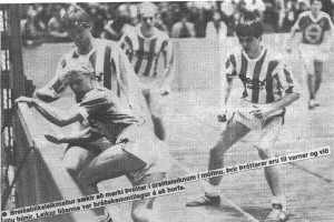 <p>
	&THORN;orsteinn Geirsson berst um boltann vi&eth; &Aacute;sgeir El&iacute;asson &aacute; &Iacute;slandsm&oacute;tinu innanh&uacute;ss &aacute;ri&eth; 1983. Brei&eth;ablik vann m&oacute;ti&eth; anna&eth; &aacute;ri&eth; &iacute; r&ouml;&eth;. Mynd: Morgunbla&eth;i&eth;</p>
